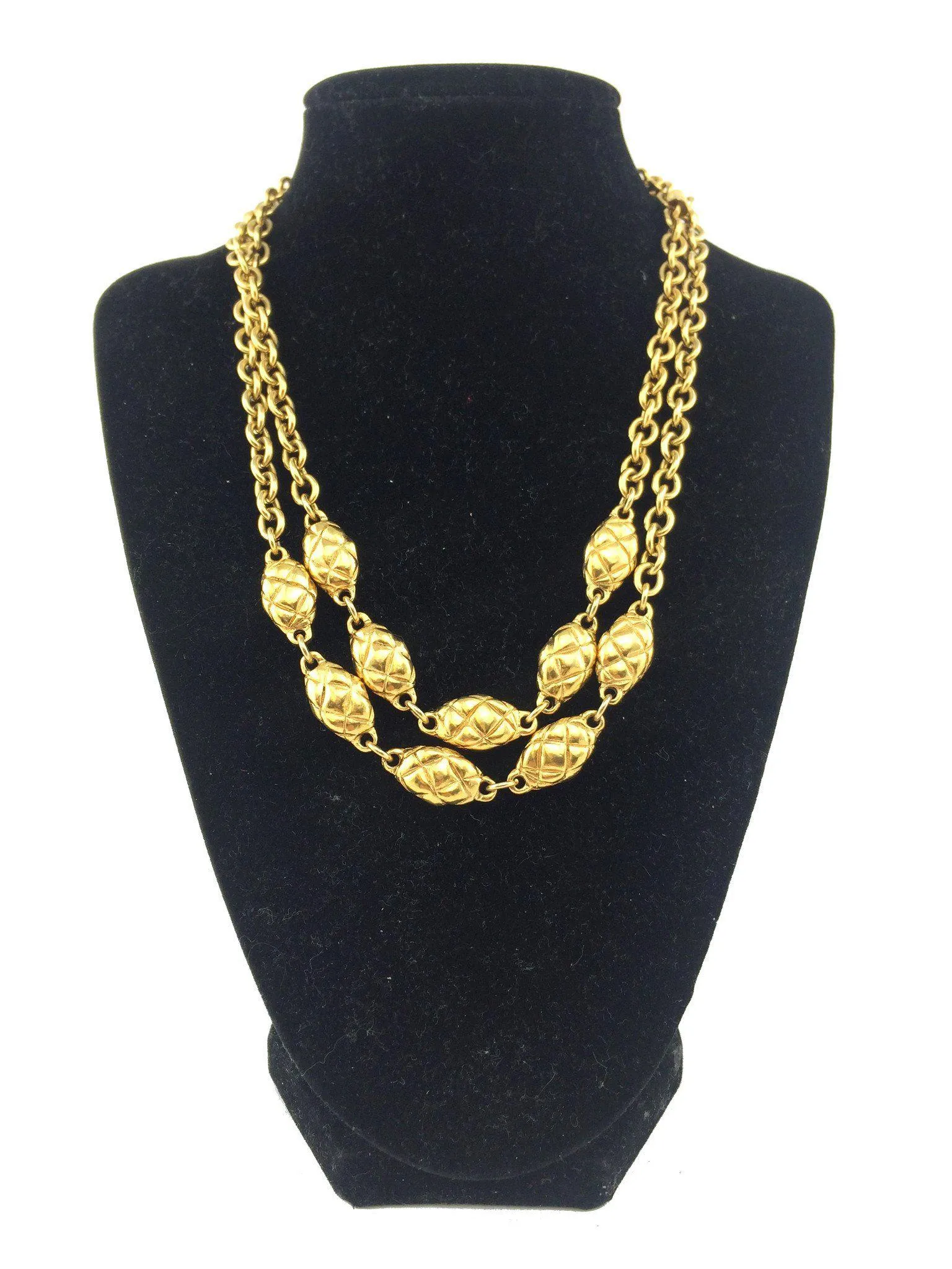 CL Quilted Oval Medallion Station Chain Link Necklace