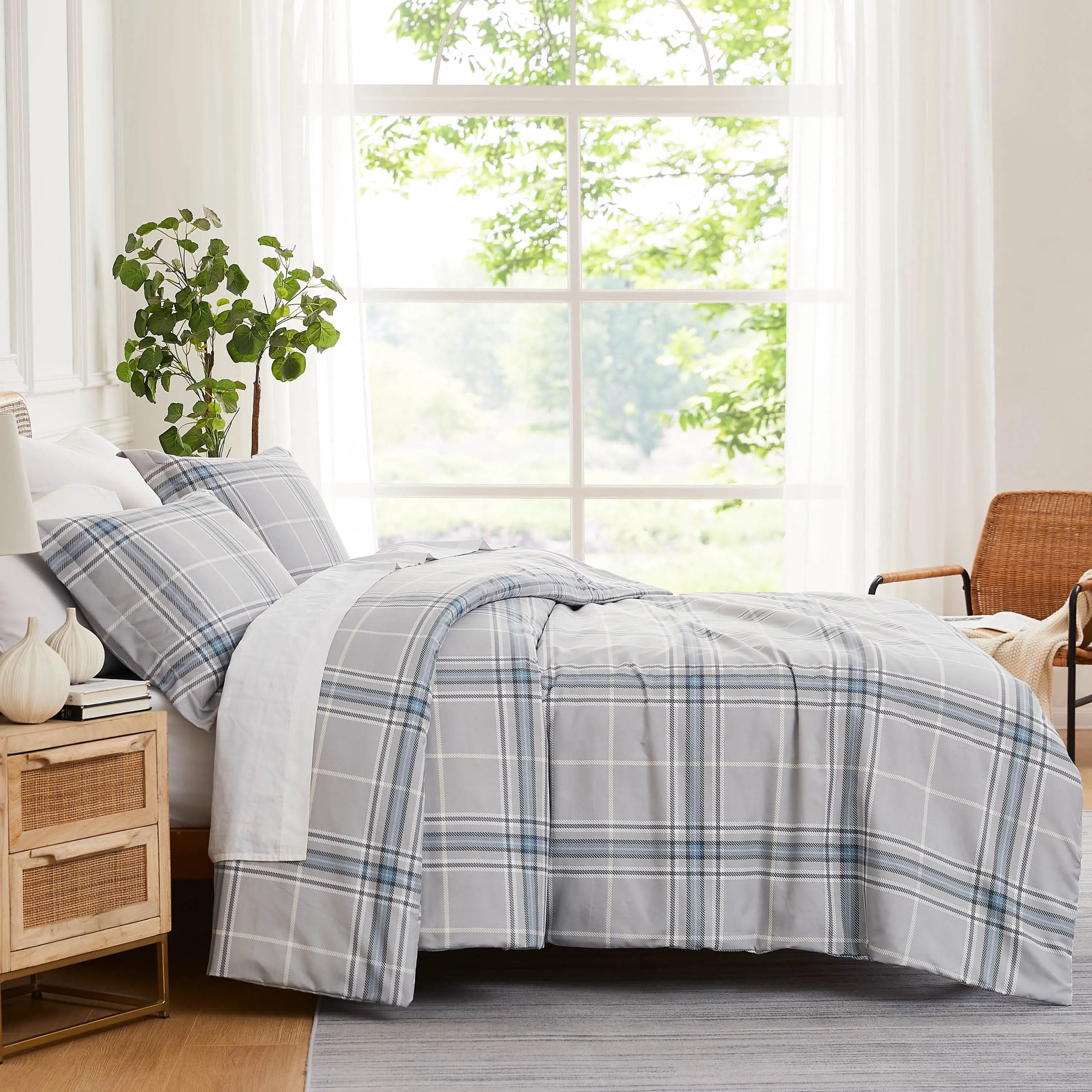 Vilano Plaid Comforter Set