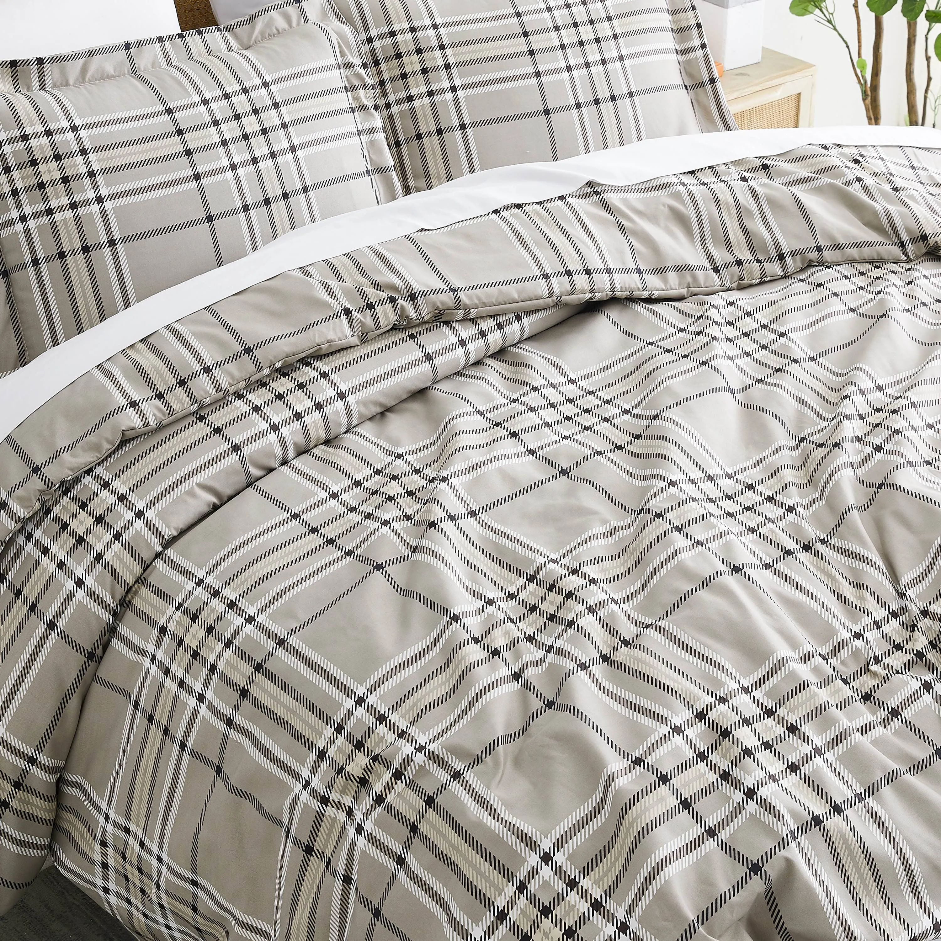 Vilano Plaid Comforter Set