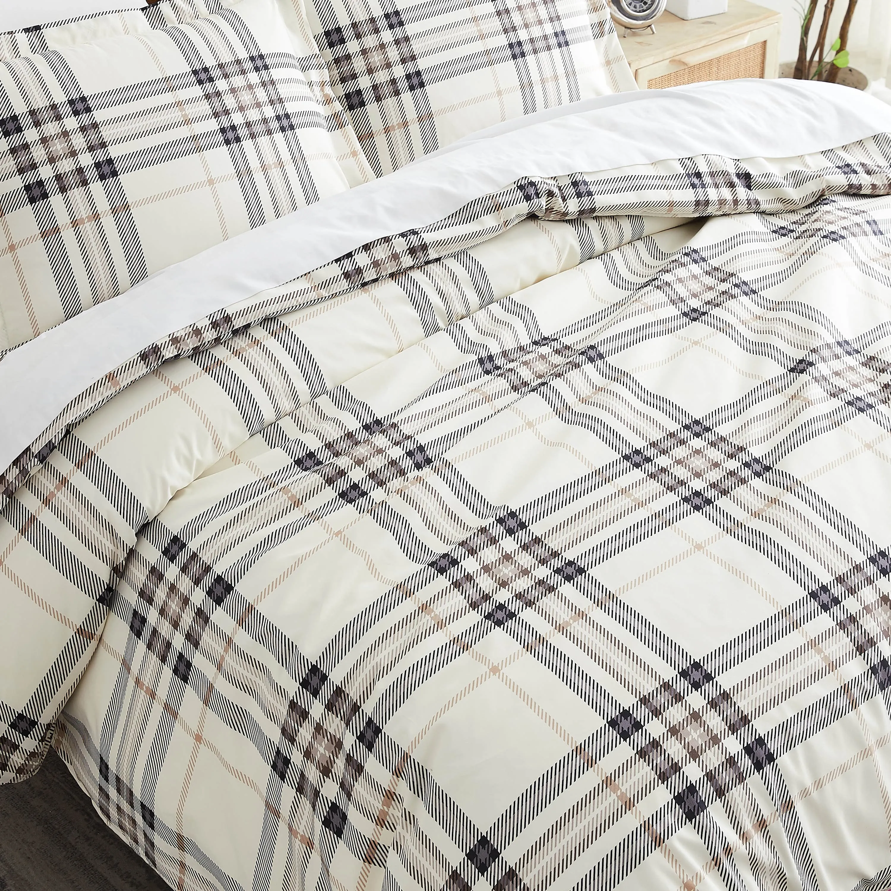 Vilano Plaid Comforter Set